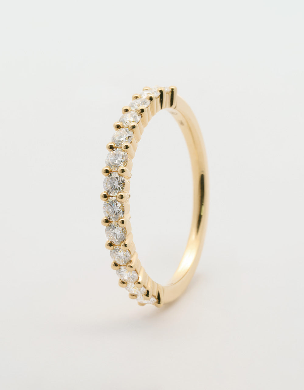 Argolla de una hilera de diamantes 0.5 quilates oro amarillo 18k