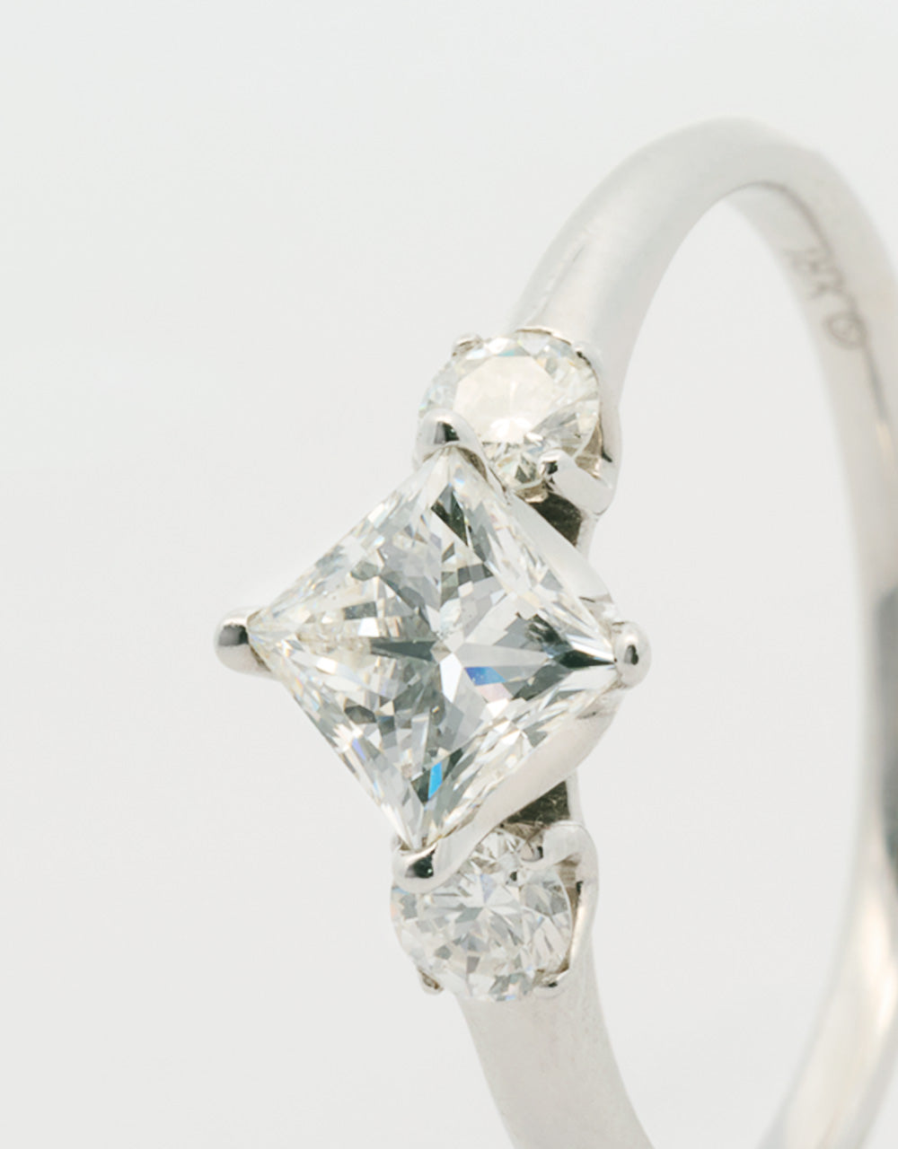 Anillo diamante central princess 0.7 quilates en oro blanco 18k