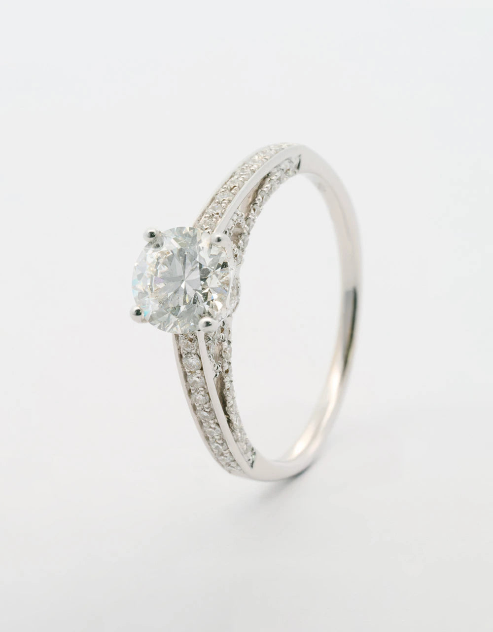 Anillo compromiso diamante central 0.9 quilates oro blanco 18k