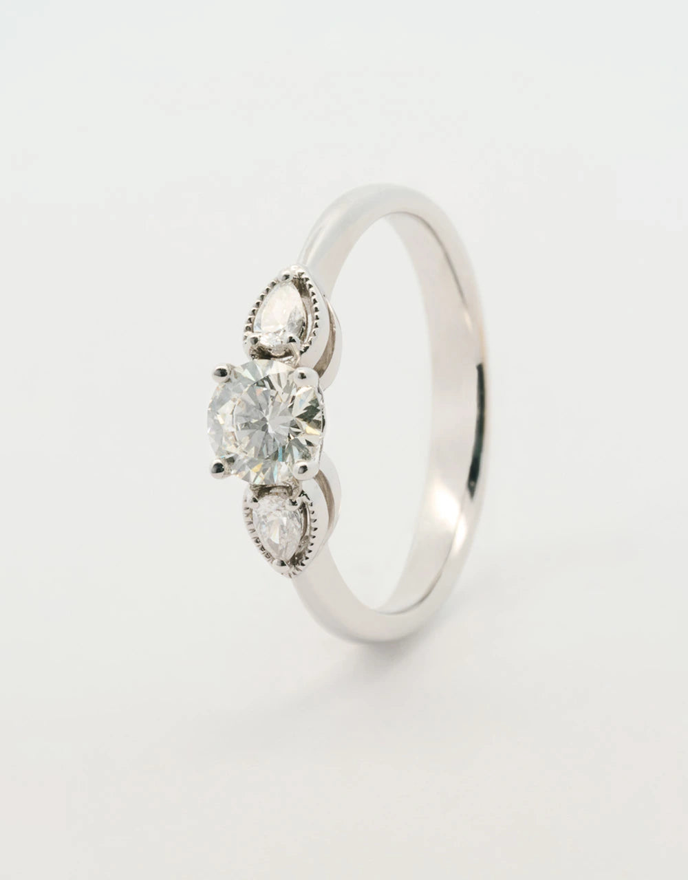 Anillo compromiso diamante central 0.63 quilates oro blanco 18k
