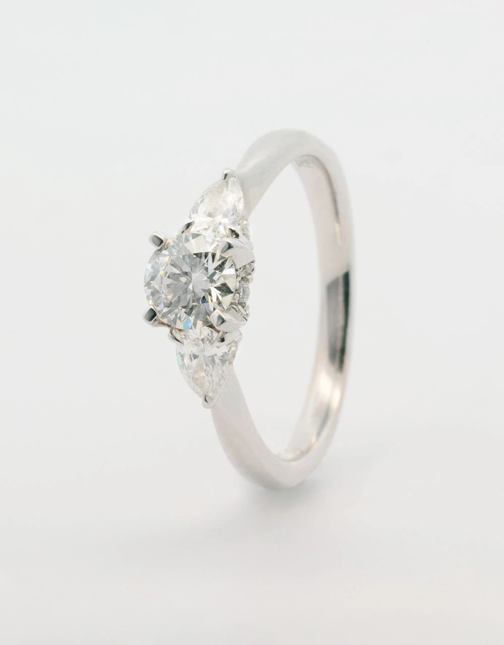 Anillo de compromiso piedra central de 0.5 quilates en oro blanco 18k