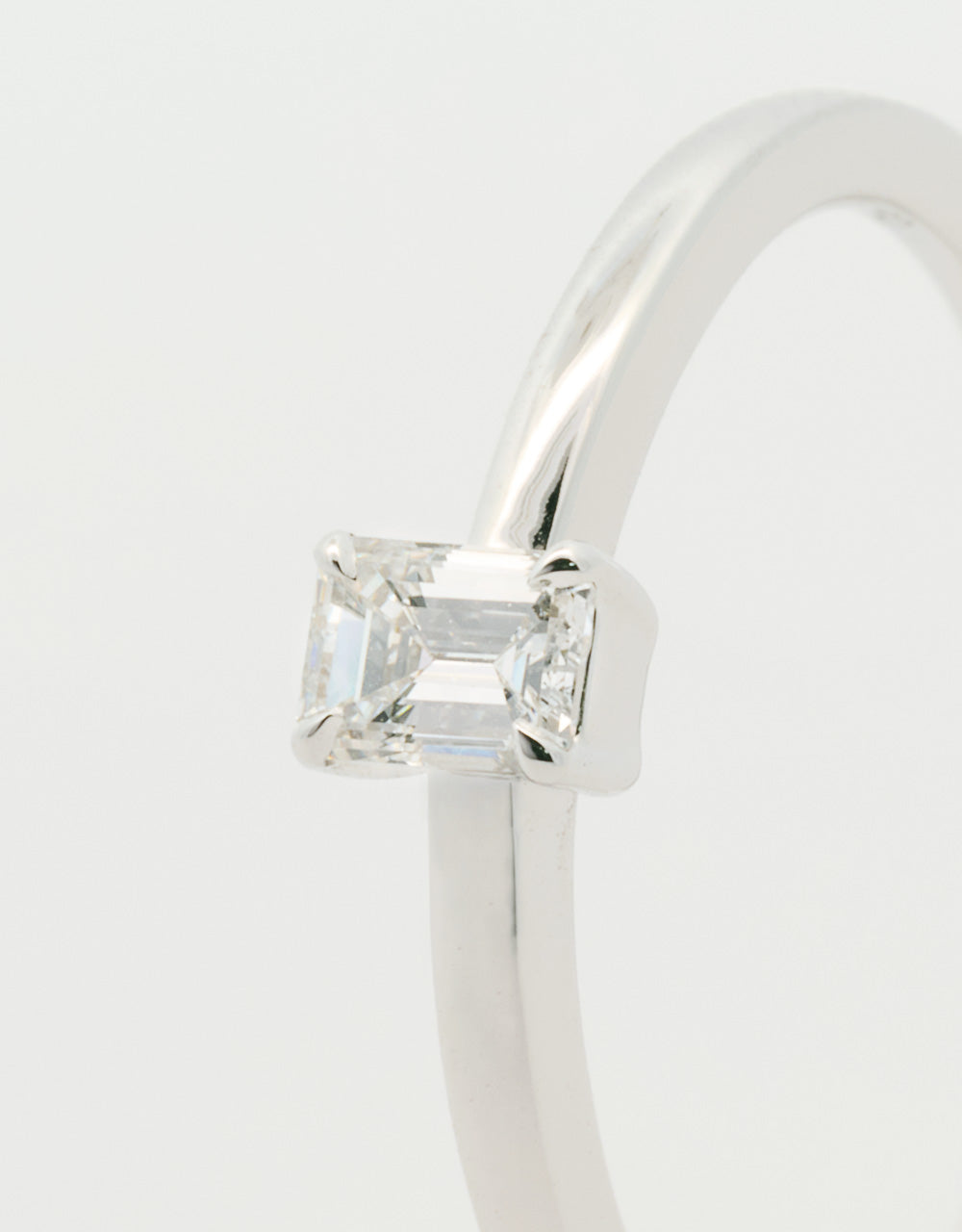 Anillo solitario diamante baguette 0.25 quilates oro blanco 18k