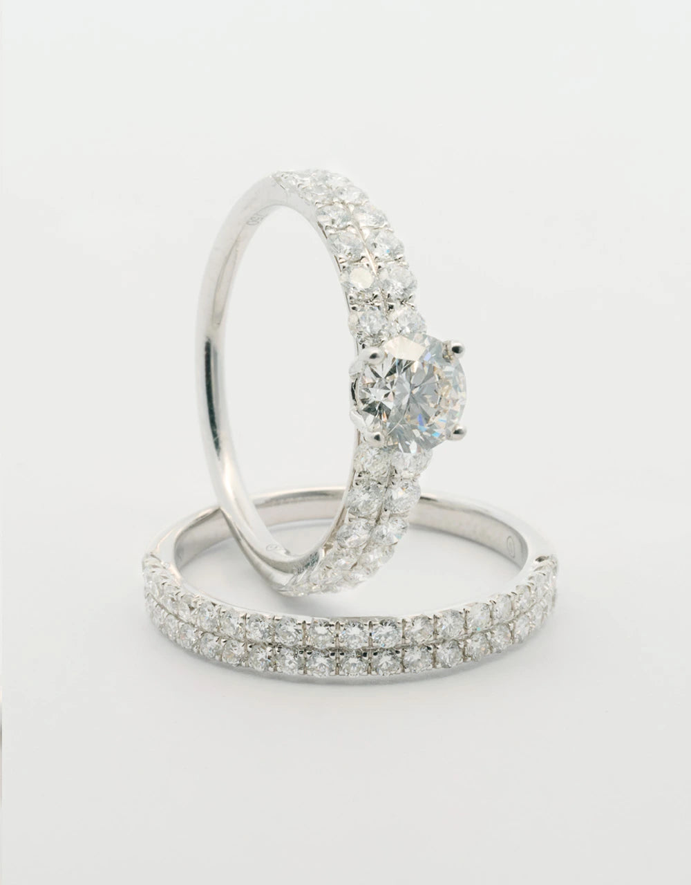 Argolla pisargolla oro blanco 18k con diamante central de 0.7 quilates