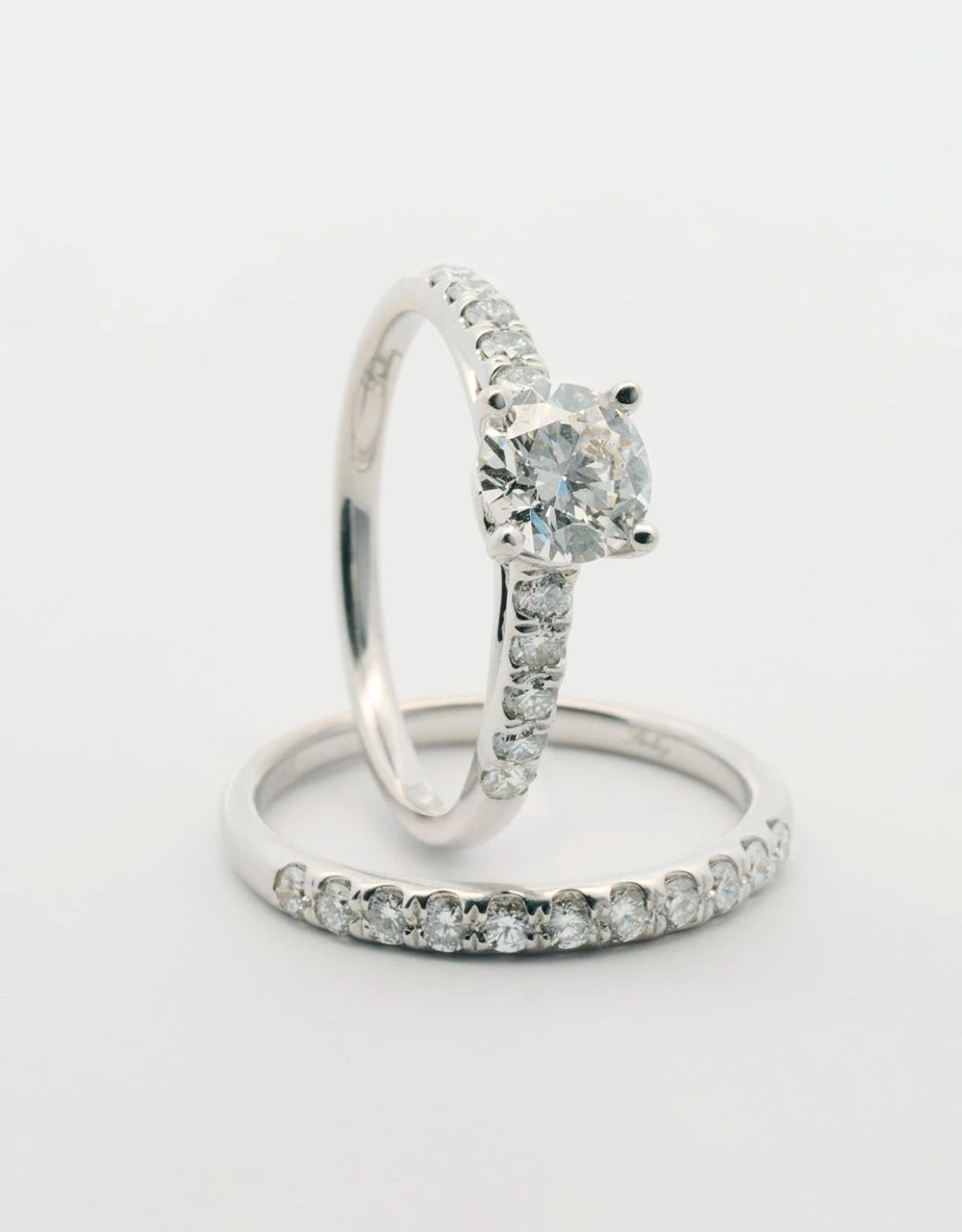 Argolla pisargolla oro blanco 18k con diamante central de 0.9 quilates