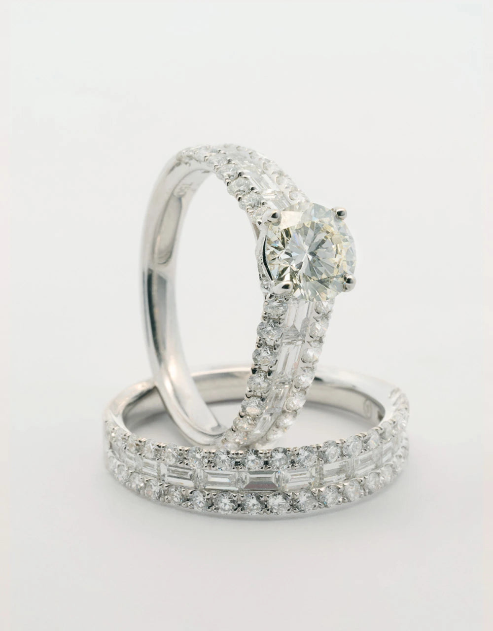 Argolla pisargolla oro blanco 18k con diamante central de 0.96 quilates