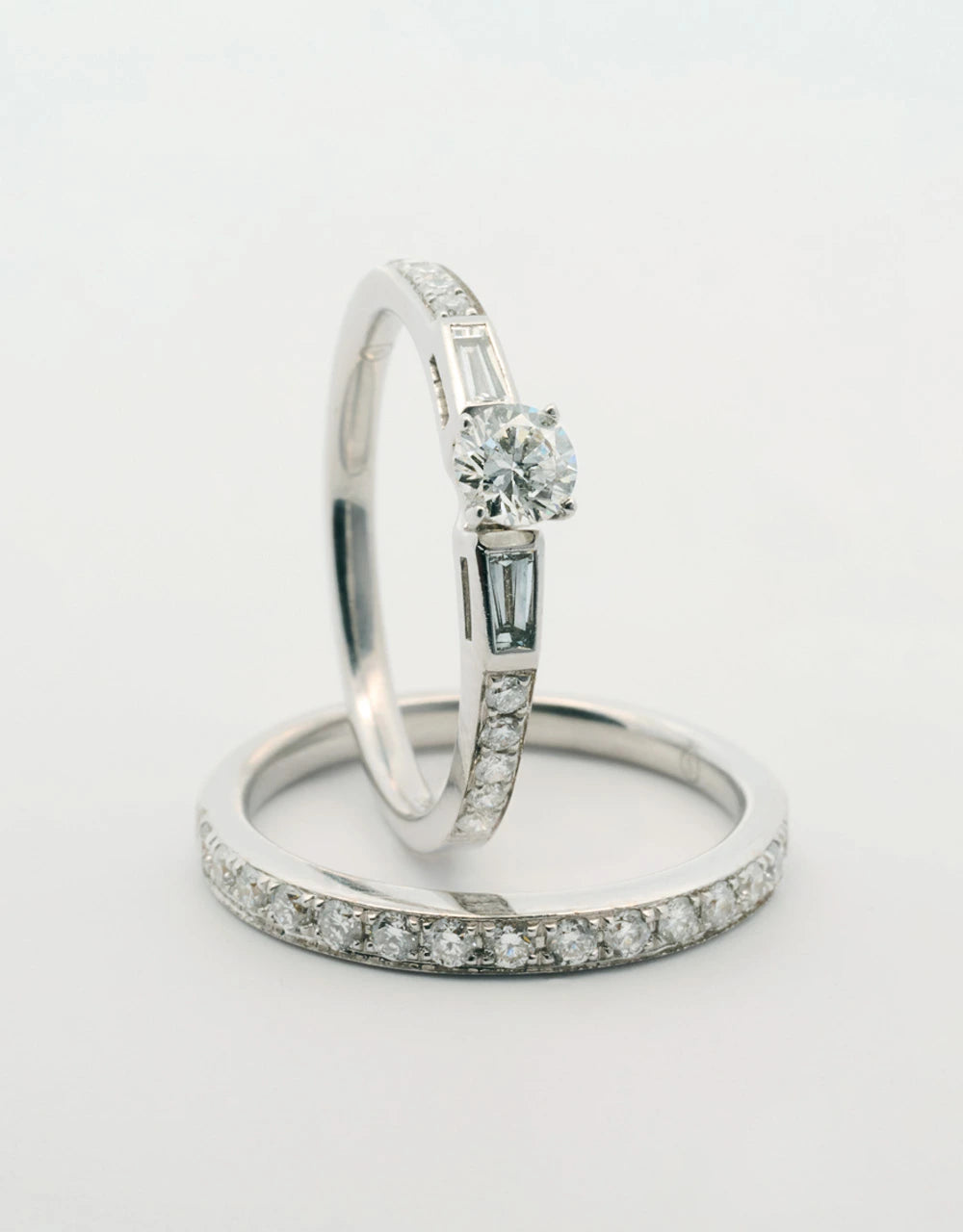Argolla pisargolla oro blanco 18k con diamante central de 0.3 quilates