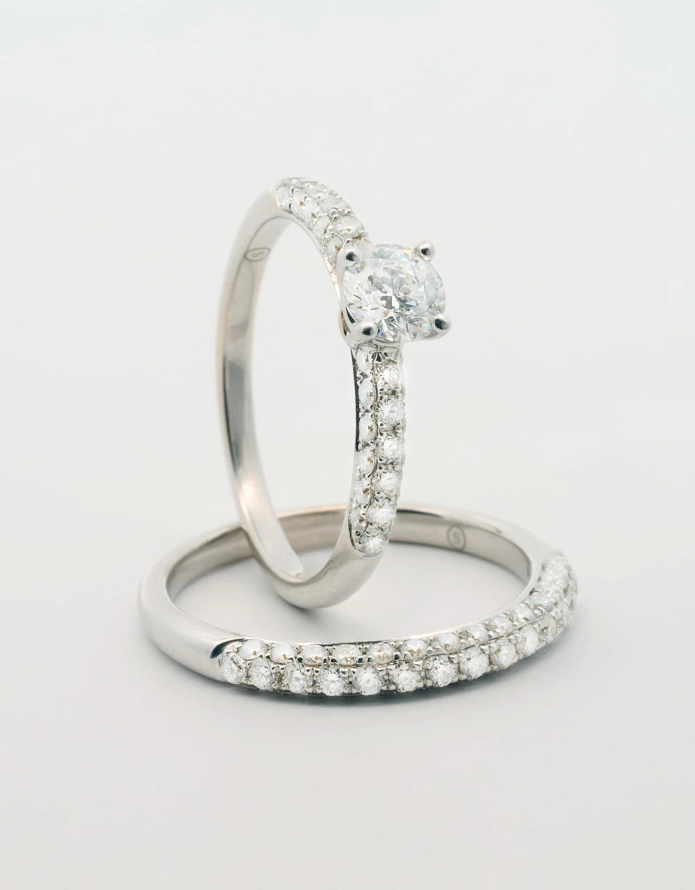 Argolla pisargolla oro blanco 18k con diamante central de 0.46 quilates