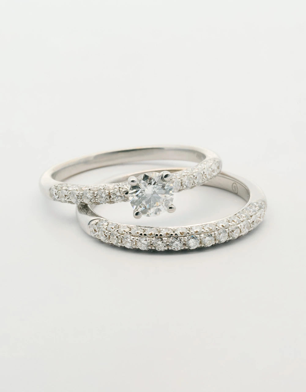Argolla pisargolla oro blanco 18k con diamante central de 0.46 quilates