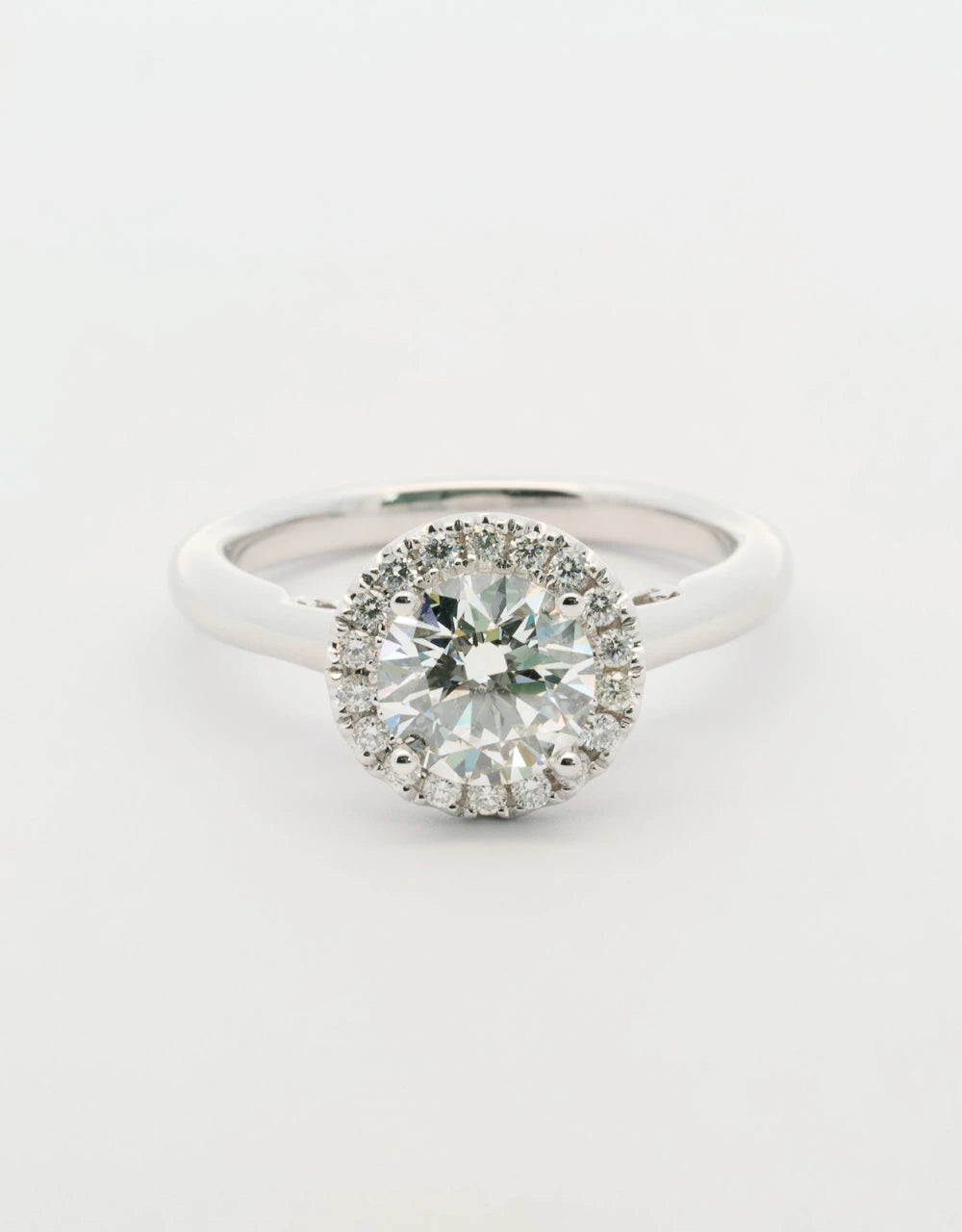 Anillo de diamantes piedra central de 1.25 quilates en oro blanco 18k