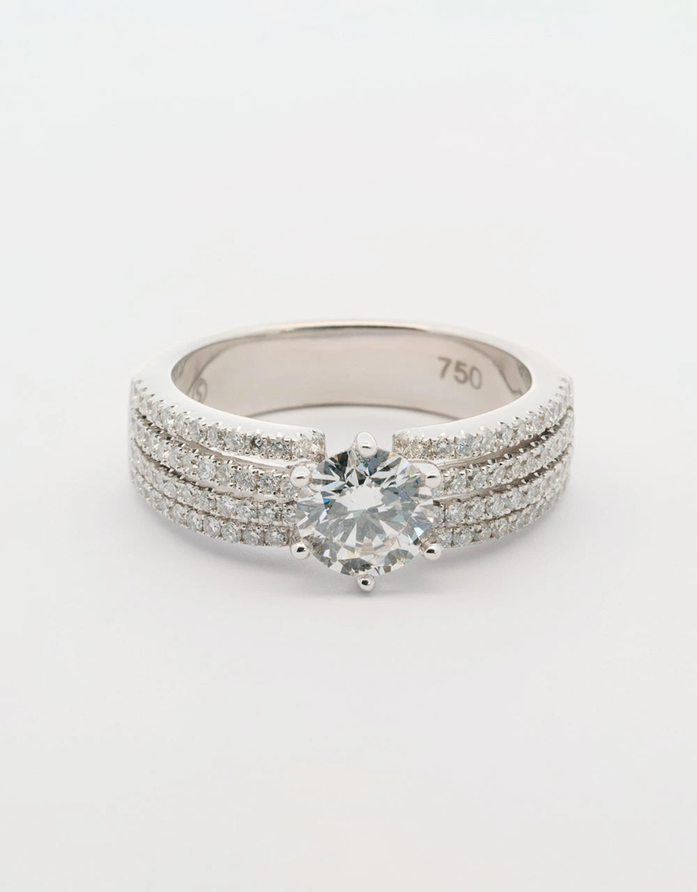 Anillo solitario diamante central de 1.07 quilates quilate en oro blanco 18k