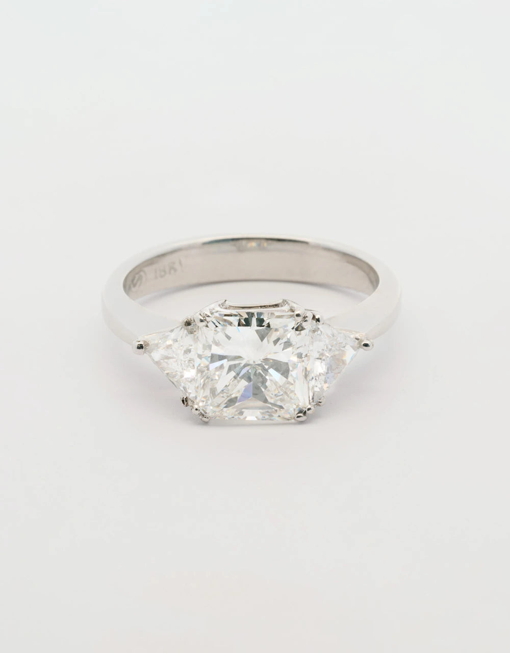 Anillo de diamante central de 2.01 quilates en oro blanco 18k