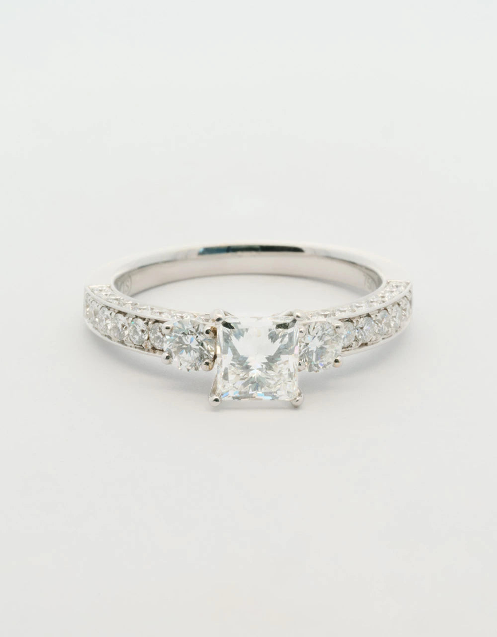 Anillo de compromiso piedra central de 0.9 quilate en oro blanco 18k