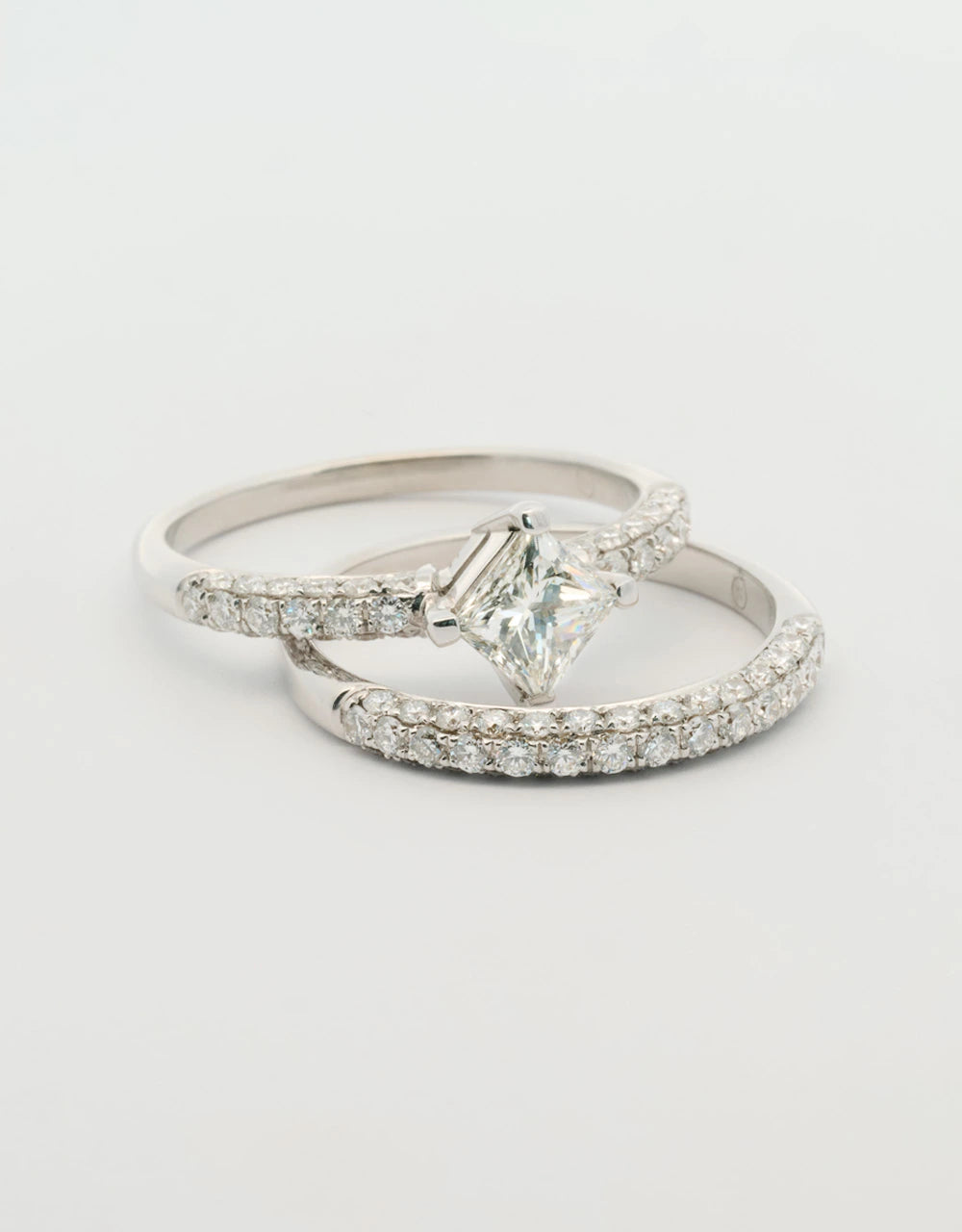 Argolla pisargolla oro blanco 18k con diamante central princess de 0.7 quilates