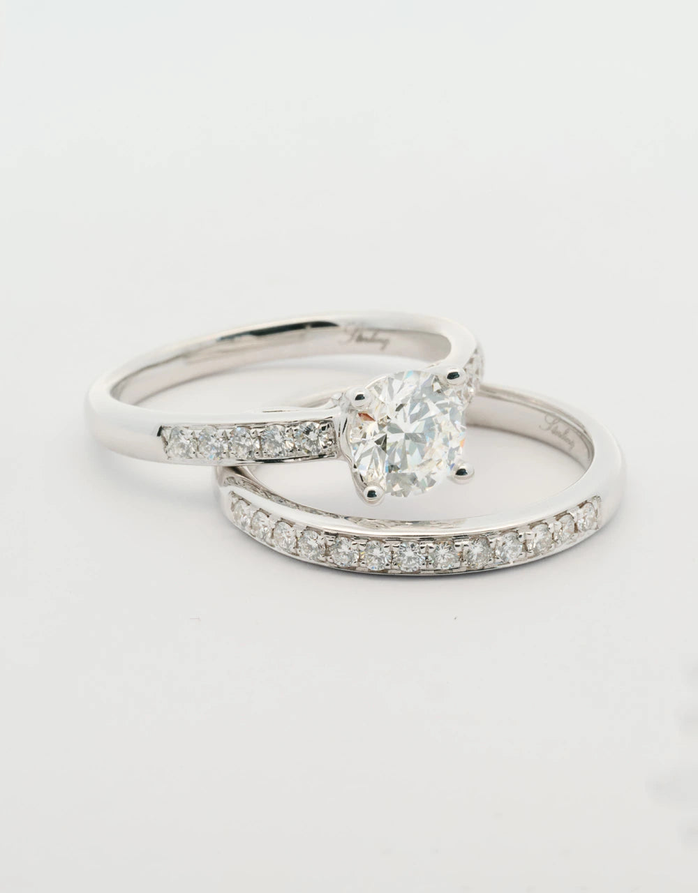 Argolla pisargolla oro blanco 18k con diamante central de 1 quilate