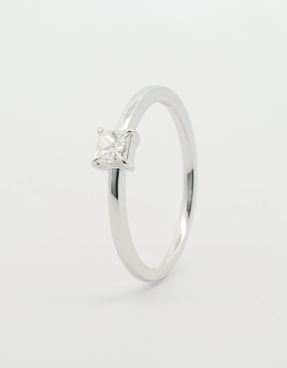 Anillo diamante central princess 0,25 quilates oro blanco 18k