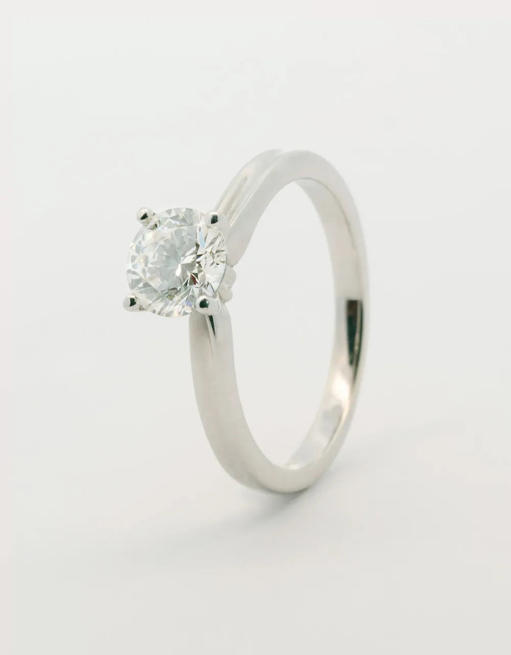 Anillo solitario piedra central de 1 quilate en oro blanco 18k