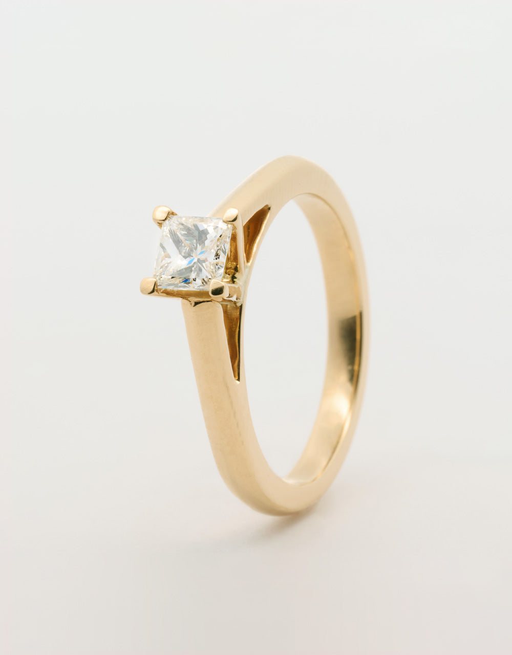 Anillo diamante central princess 0.5 quilates oro amarillo 18k