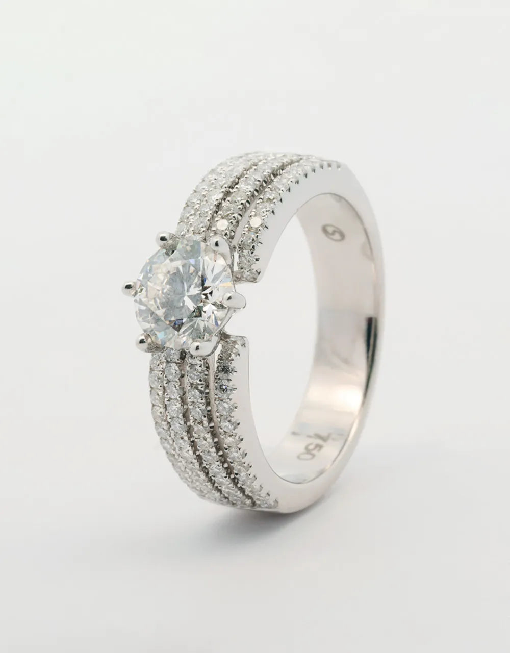 Anillo solitario diamante central de 1.07 quilates quilate en oro blanco 18k