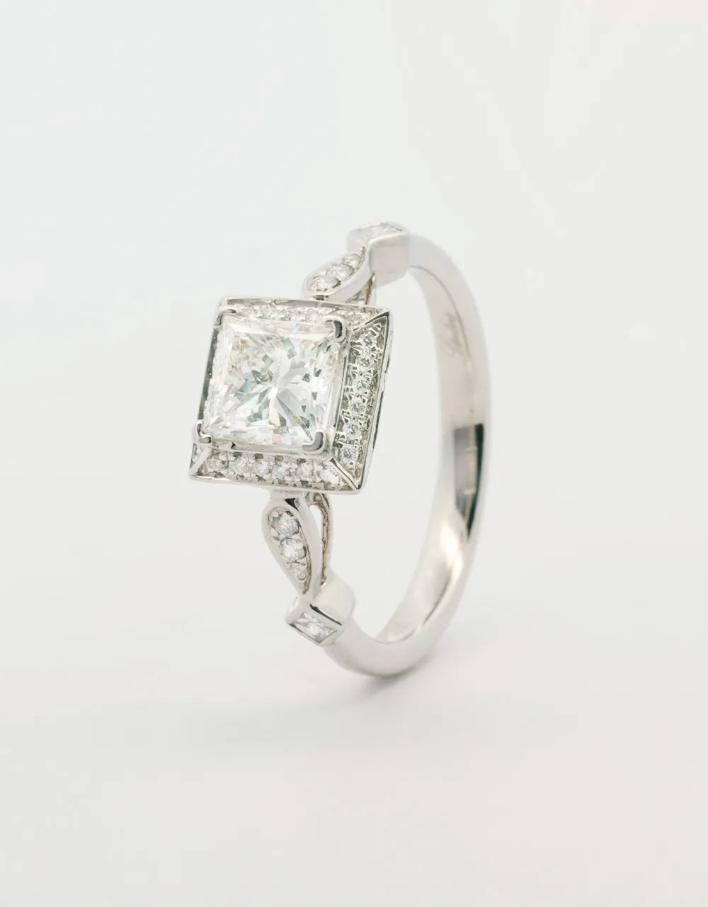 Anillo solitario diamante princess 1 quilate en oro blanco 18k