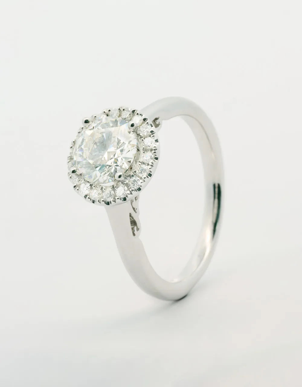 Anillo de diamantes piedra central de 1.25 quilates en oro blanco 18k
