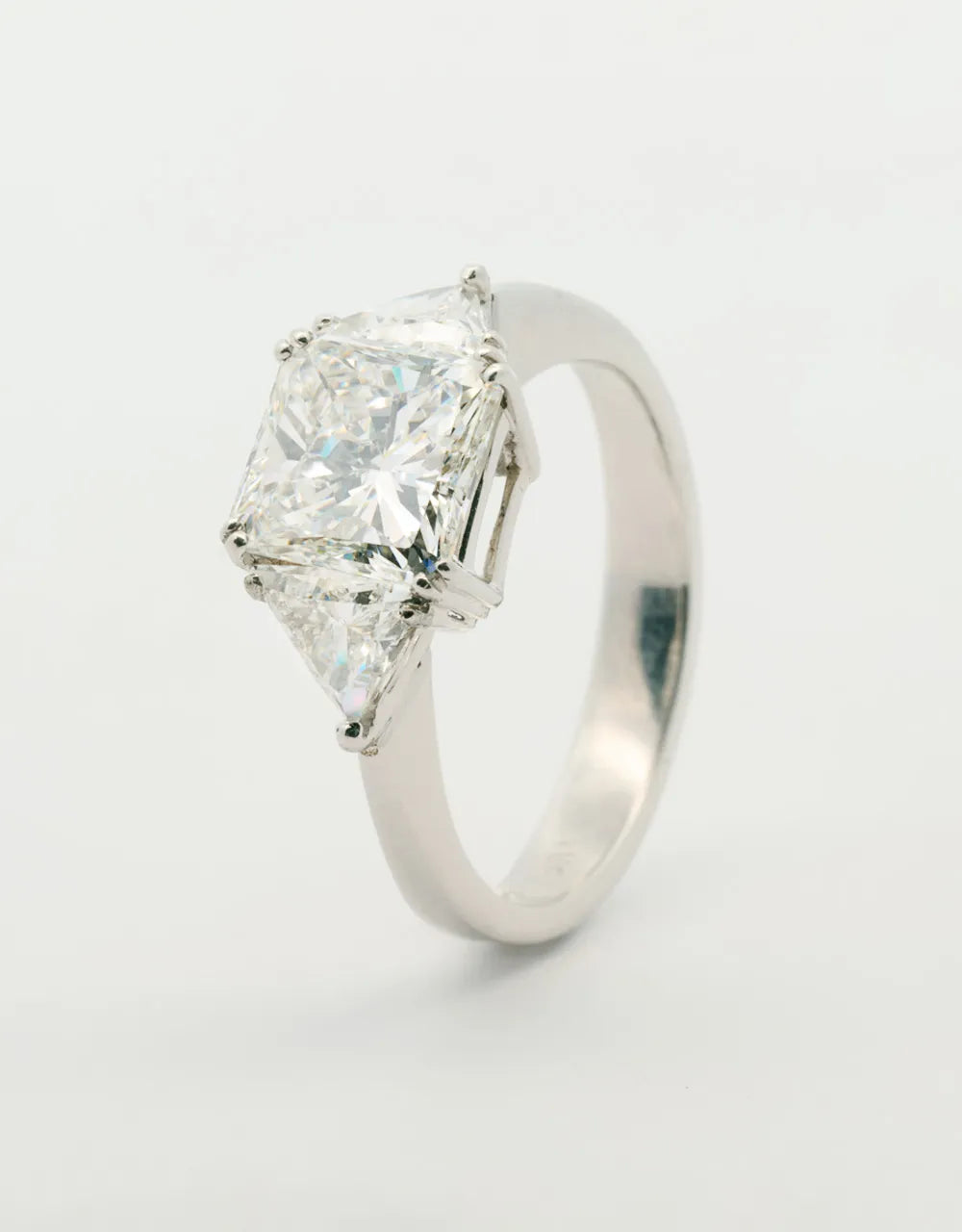 Anillo de diamante central de 2.01 quilates en oro blanco 18k