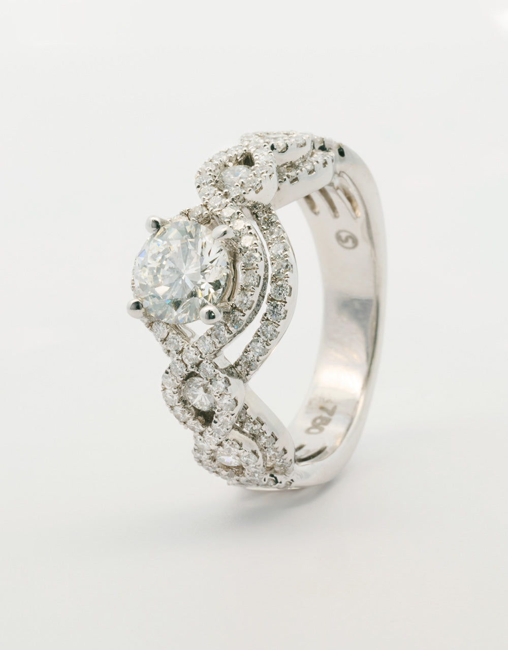 Anillo de compromiso piedra central de 1 quilate en oro blanco 18k
