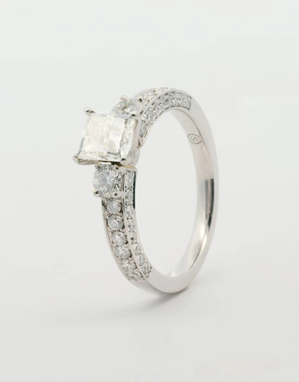 Anillo de compromiso piedra central de 0.9 quilate en oro blanco 18k