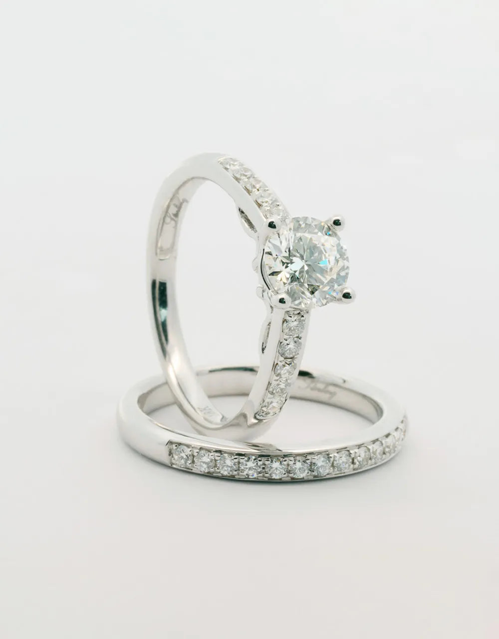 Argolla pisargolla oro blanco 18k con diamante central de 1 quilate
