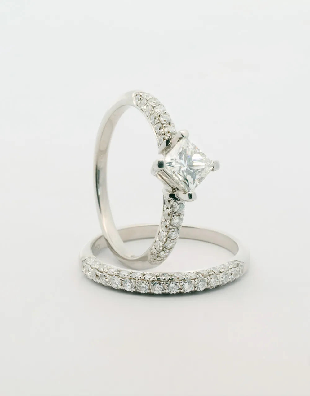Argolla pisargolla oro blanco 18k con diamante central princess de 0.7 quilates