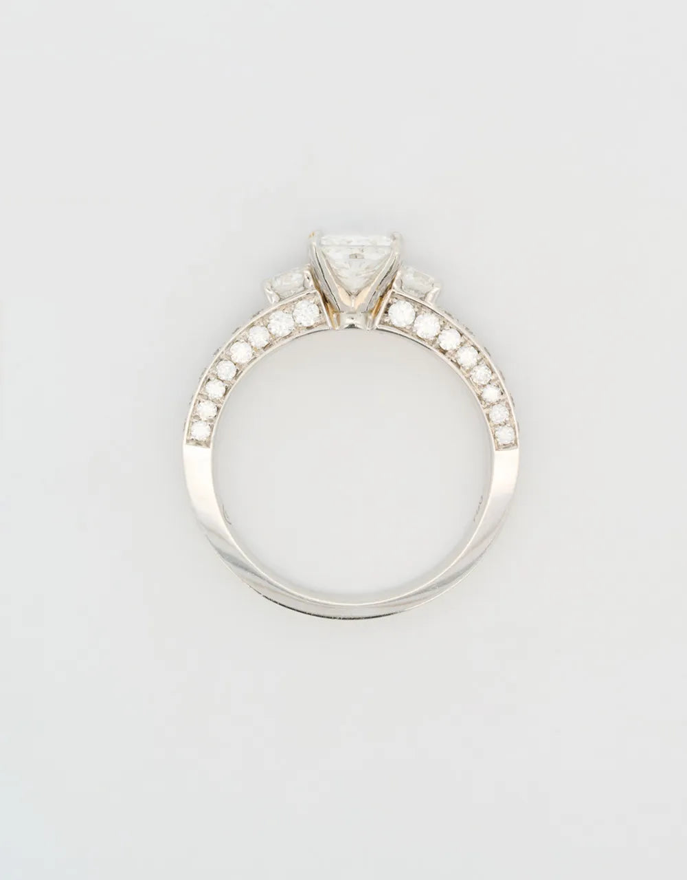 Anillo de compromiso piedra central de 0.9 quilate en oro blanco 18k