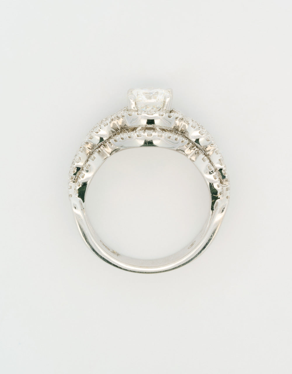 Anillo de compromiso piedra central de 1 quilate en oro blanco 18k