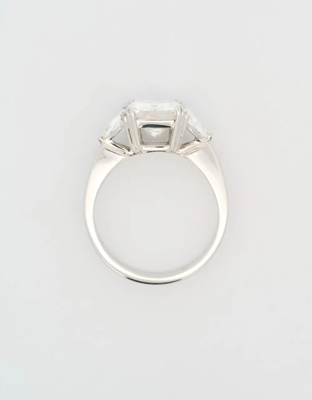 Anillo de diamante central de 2.01 quilates en oro blanco 18k