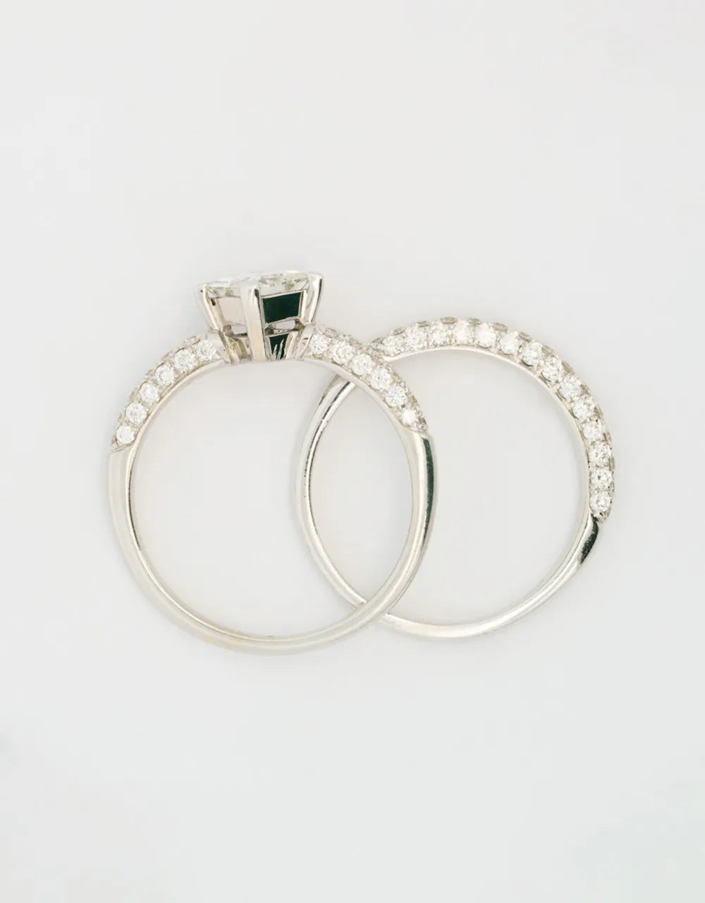 Argolla pisargolla oro blanco 18k con diamante central princess de 0.7 quilates