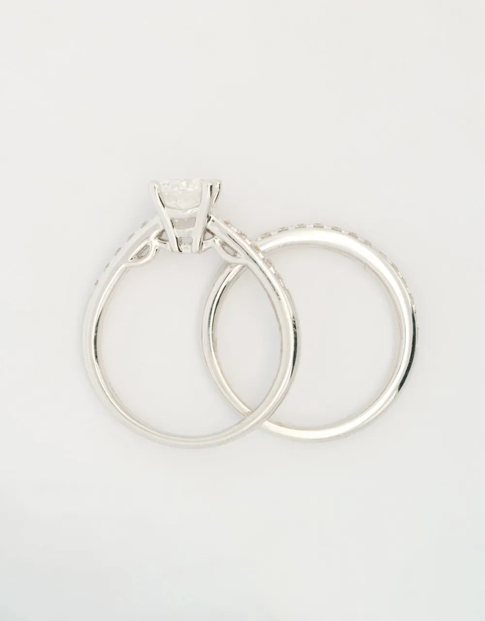 Argolla pisargolla oro blanco 18k con diamante central de 1 quilate