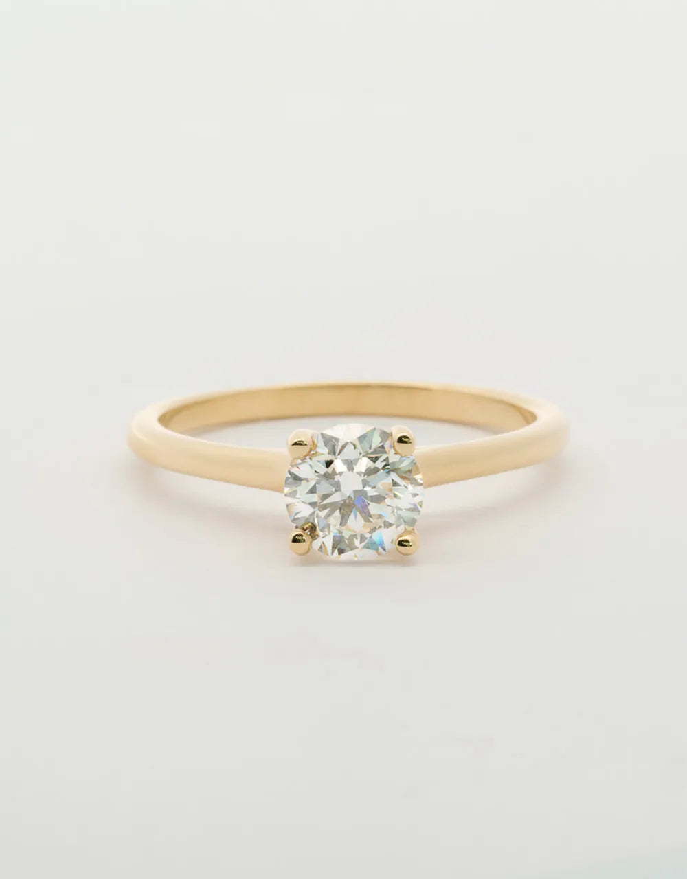 Anillo solitario con símbolo infinito de 0.91 quilates en oro amarillo 18k