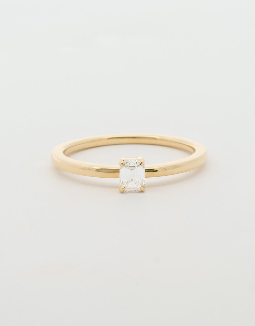 Anillo solitario diamante baguette 0,25 quilates oro amarillo 18k