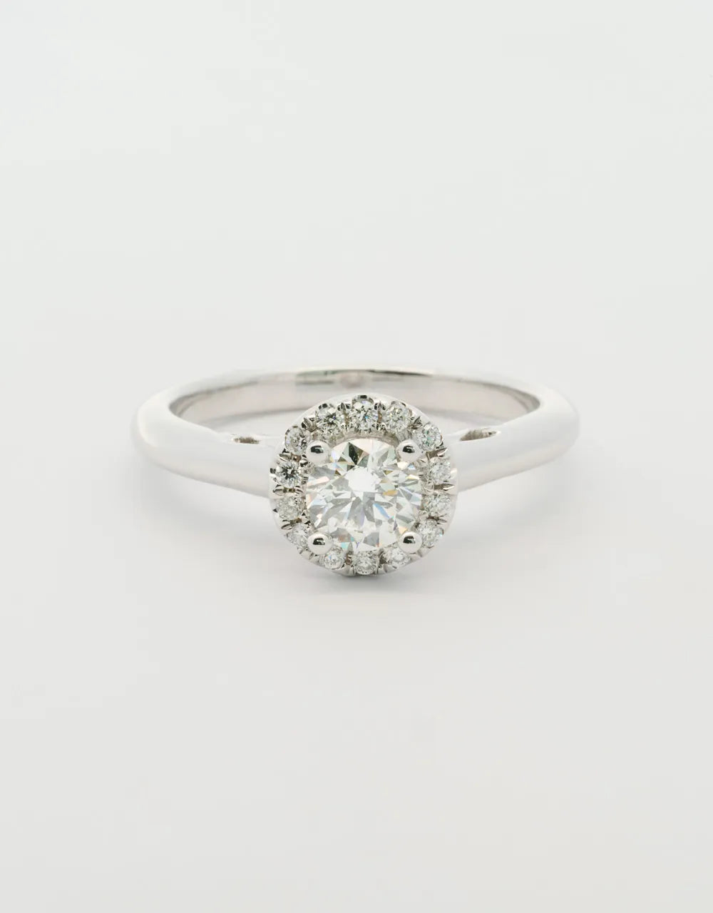 Anillo de diamantes piedra central de 0,5 quilates en oro blanco 18k