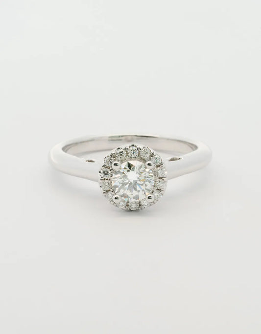 Anillo de diamantes piedra central de 0,5 quilates en oro blanco 18k