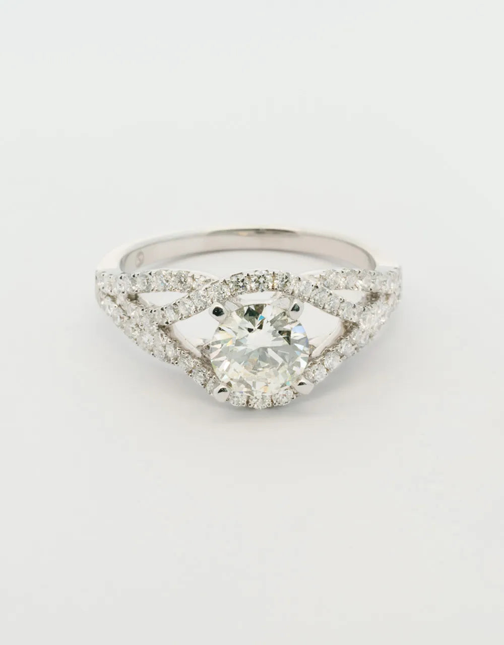 Anillo de compromiso de diamante central de 1 quilate en oro blanco 18k