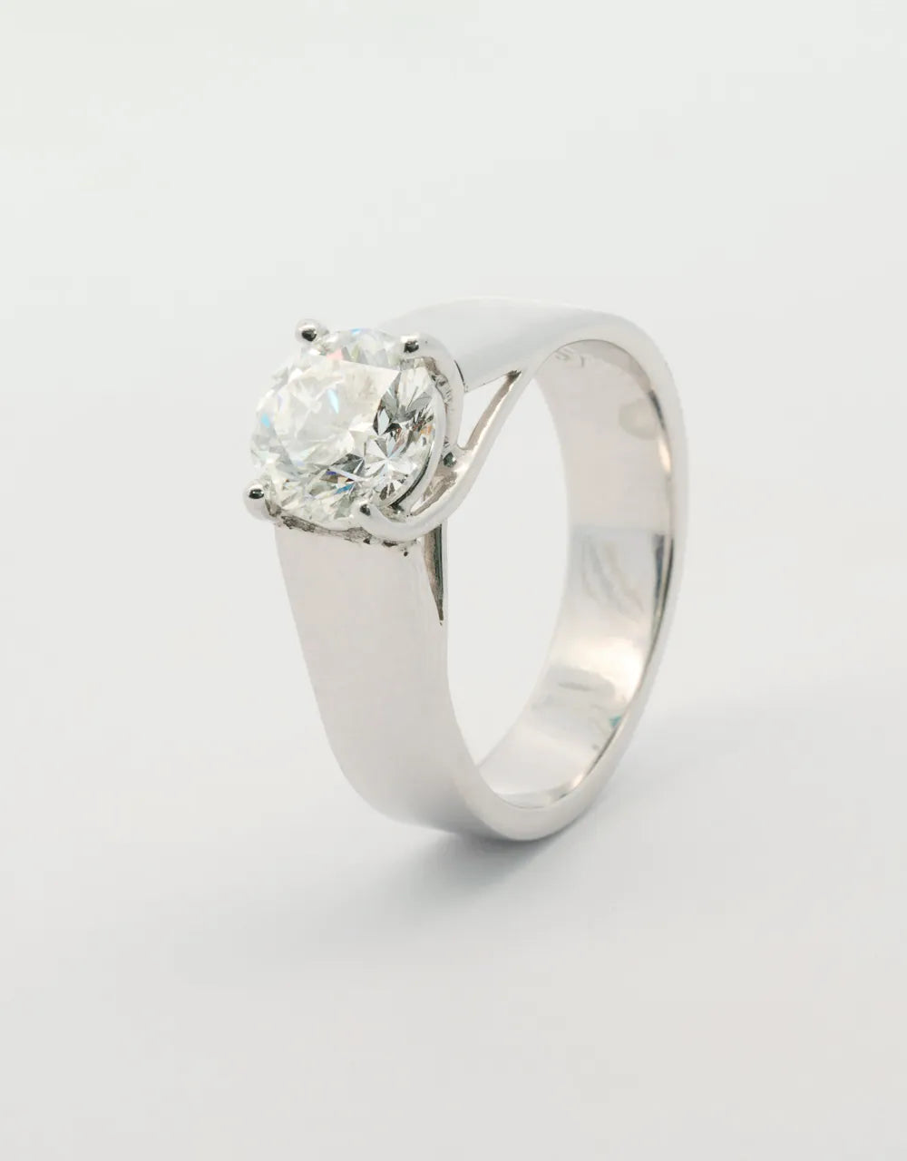 Anillo solitario diamante central de 1.54 quilates en oro blanco 18k