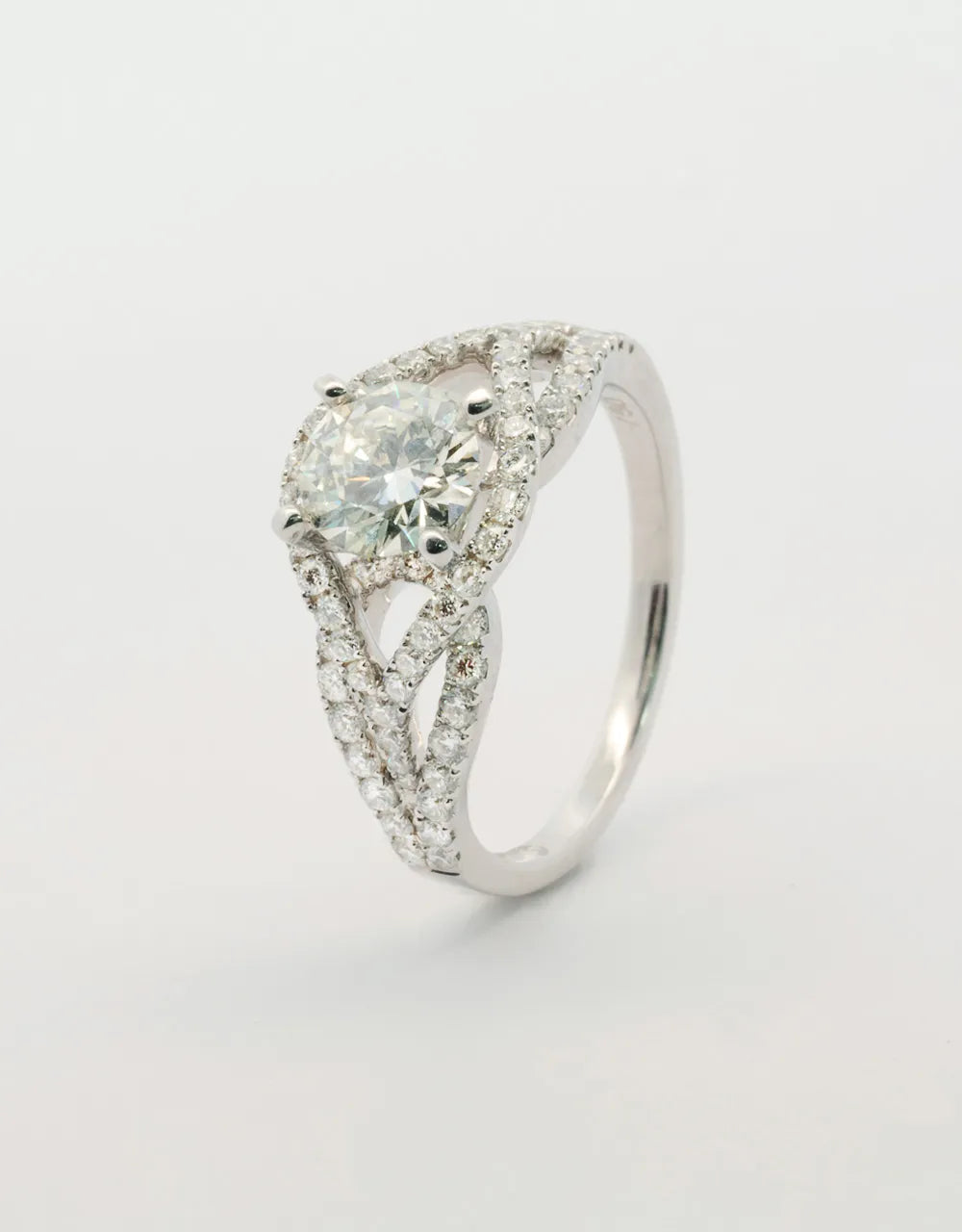 Anillo de compromiso de diamante central de 1 quilate en oro blanco 18k