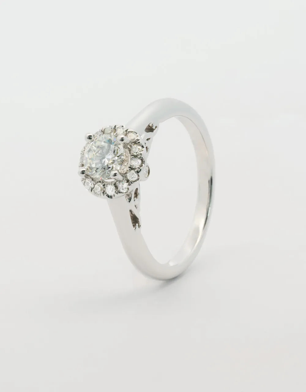 Anillo de diamantes piedra central de 0,5 quilates en oro blanco 18k