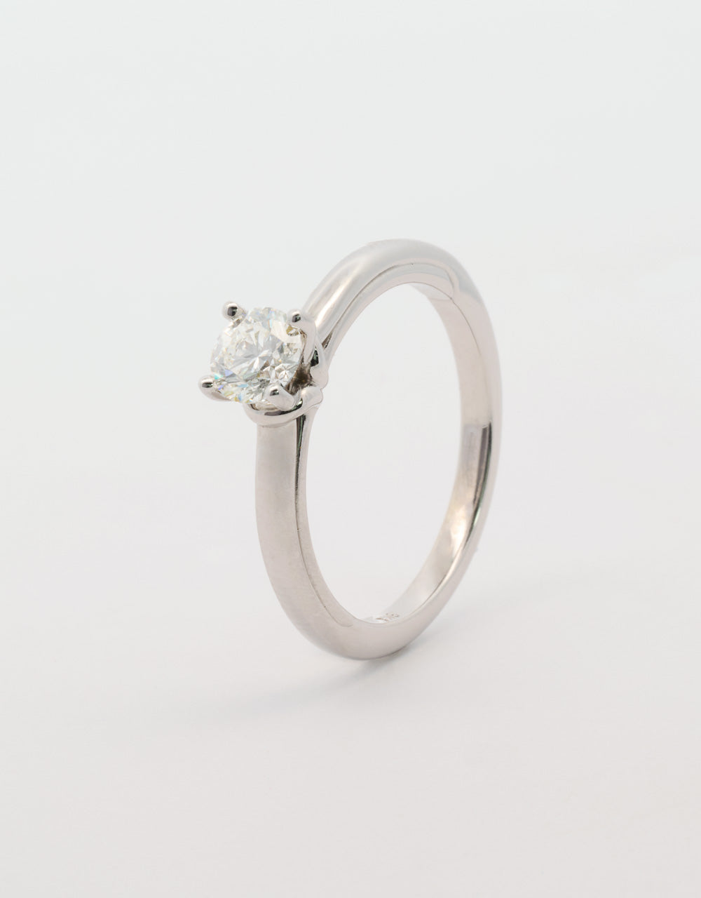 Anillo solitario de 0.5 quilates oro blanco 18k