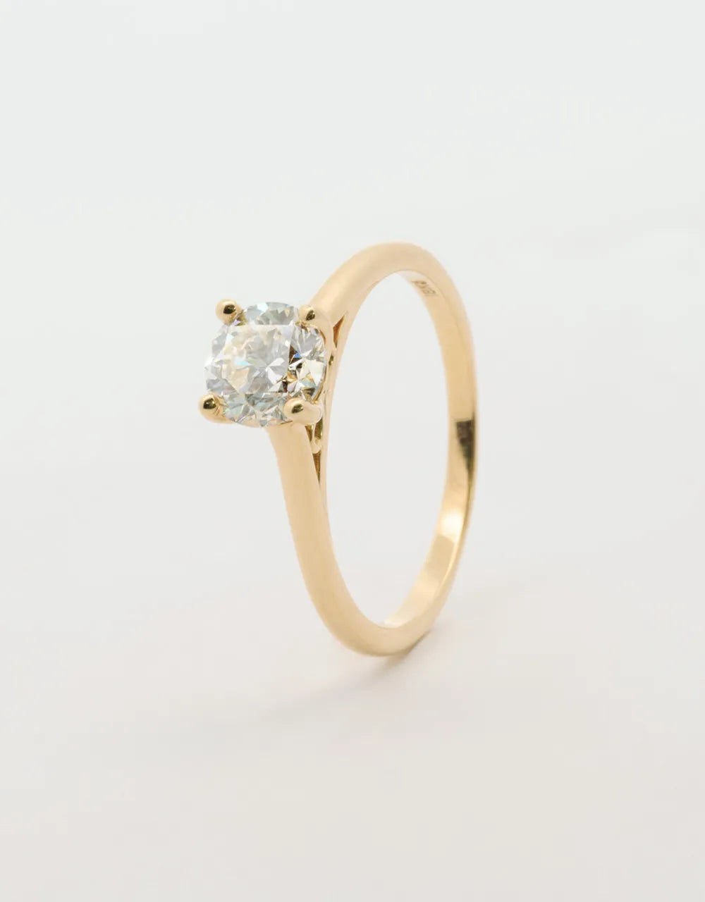 Anillo solitario con símbolo infinito de 0.91 quilates en oro amarillo 18k
