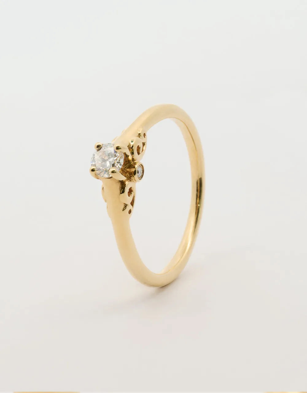 Anillo solitario diamante central de 0.21 quilates en oro amarillo 18k