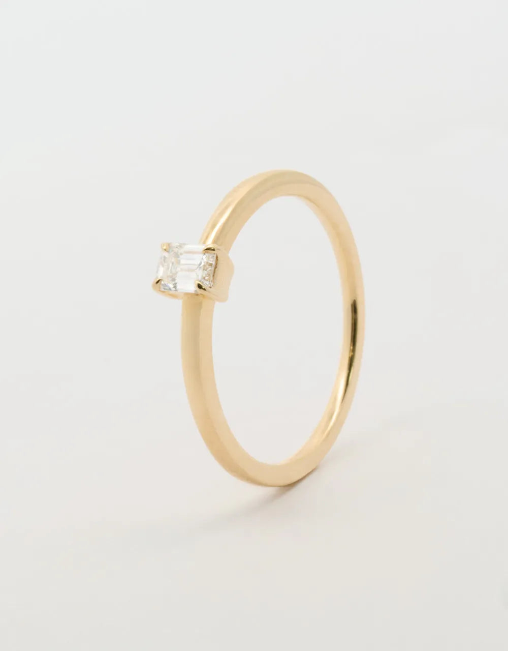 Anillo solitario diamante baguette 0.25 quilates oro amarillo 18k