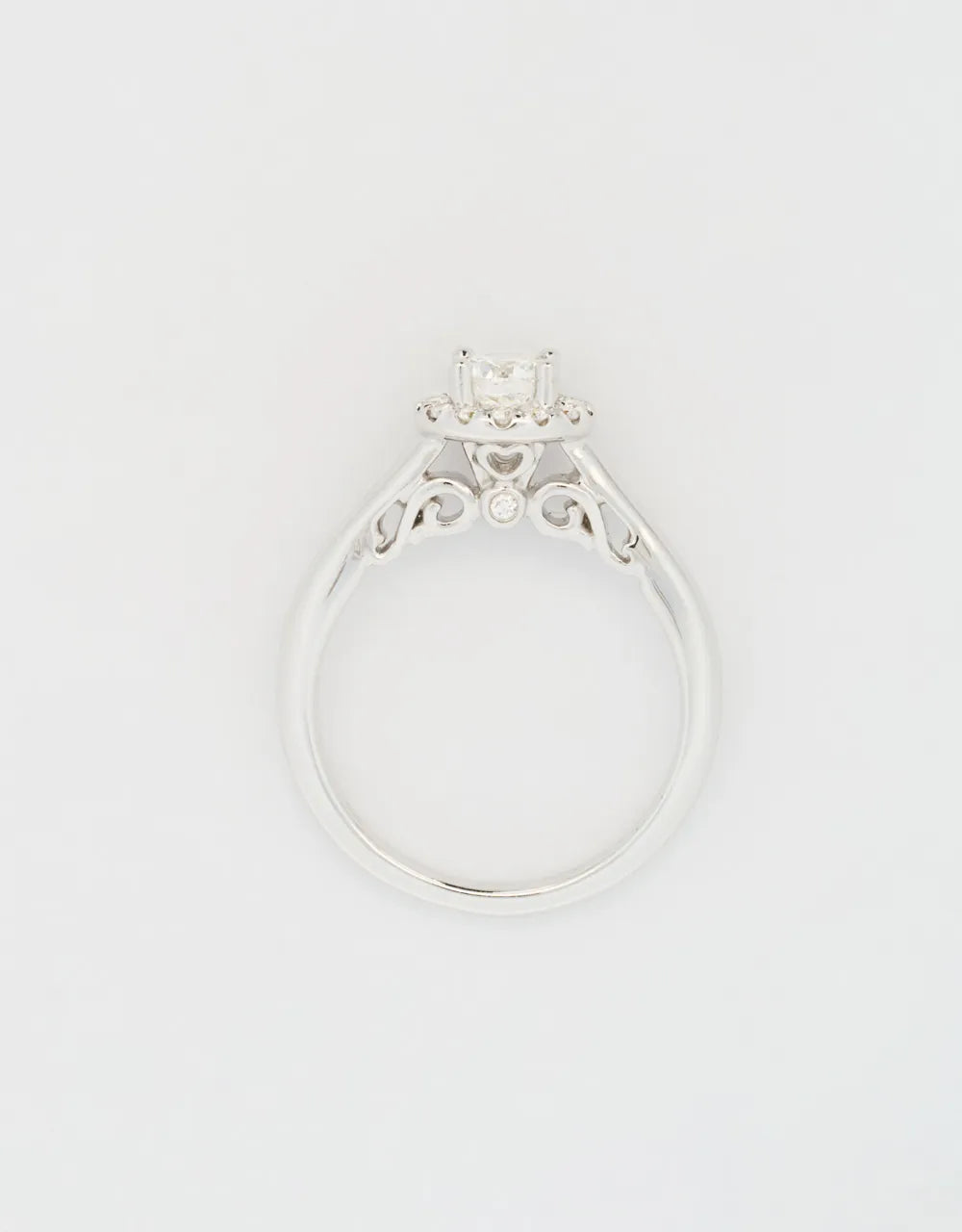 Anillo de diamantes piedra central de 0,5 quilates en oro blanco 18k