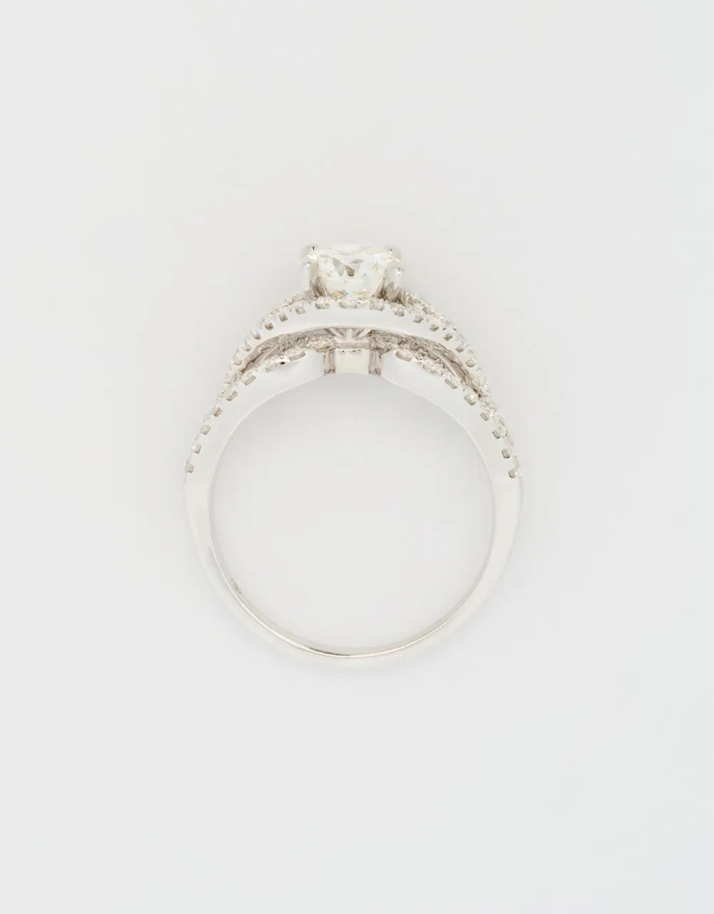 Anillo de compromiso de diamante central de 1 quilate en oro blanco 18k