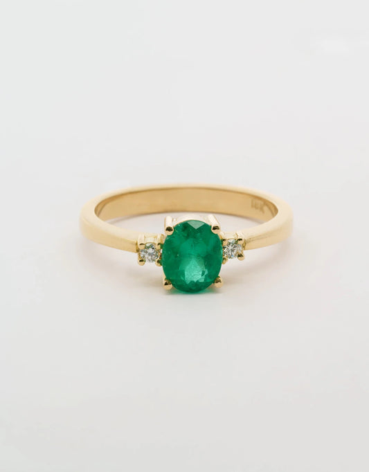 Anillo de esmeralda ovalada de 1.01 quilates en oro amarillo 18k
