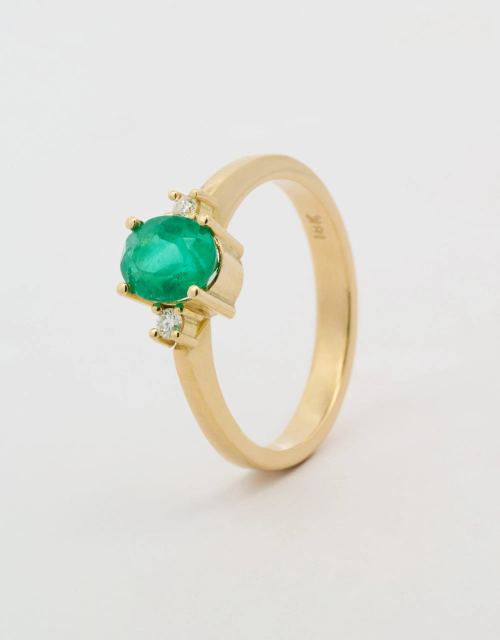 Anillo de esmeralda ovalada de 1.01 quilates en oro amarillo 18k